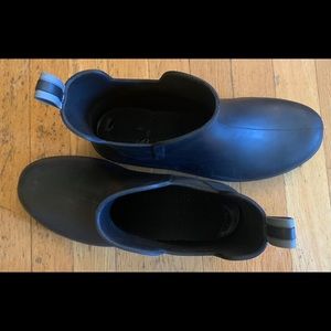 Men’s slightly worn Chelsea rain boot!!